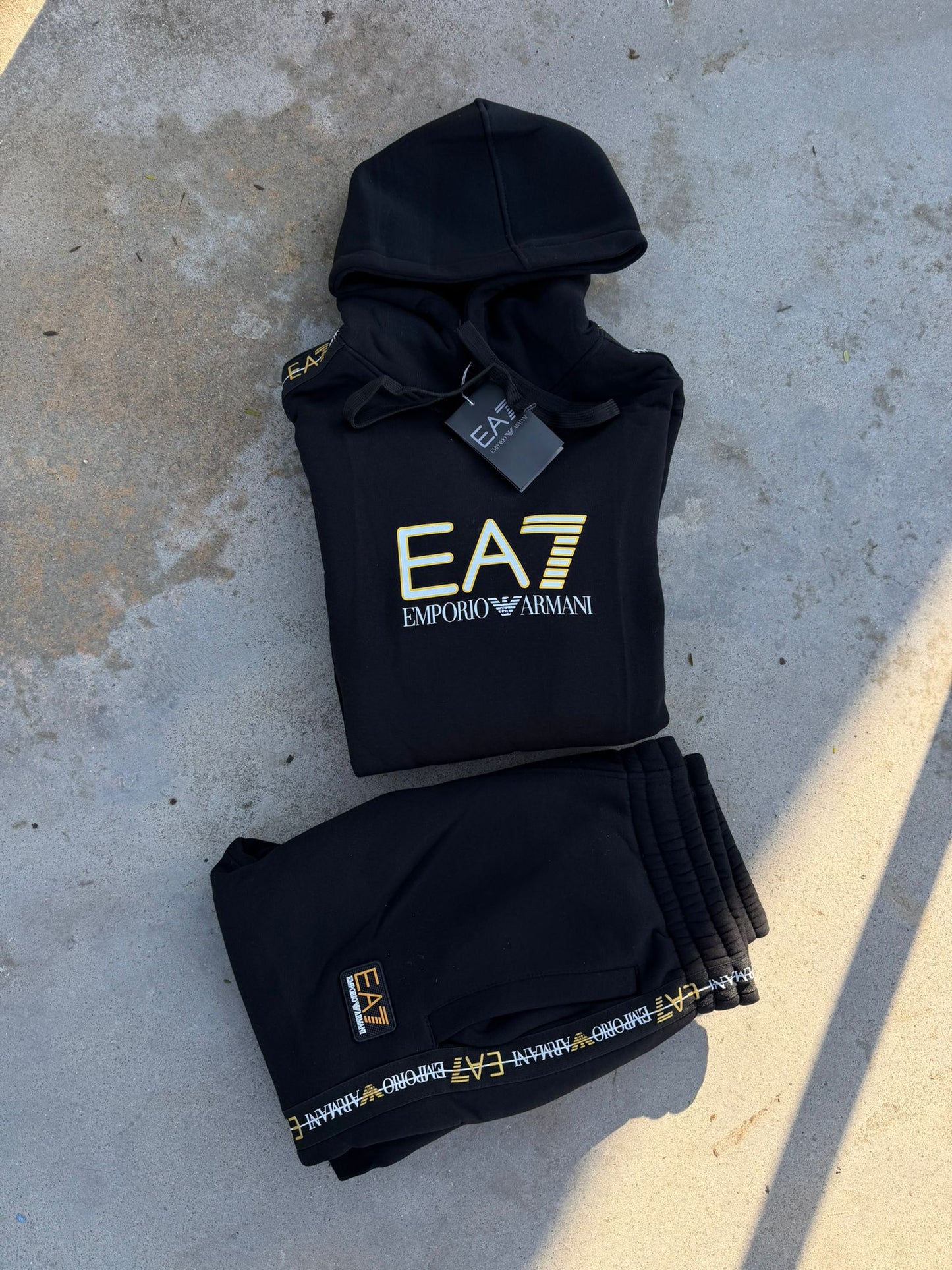 Chandal Armani EA7 Black Gold