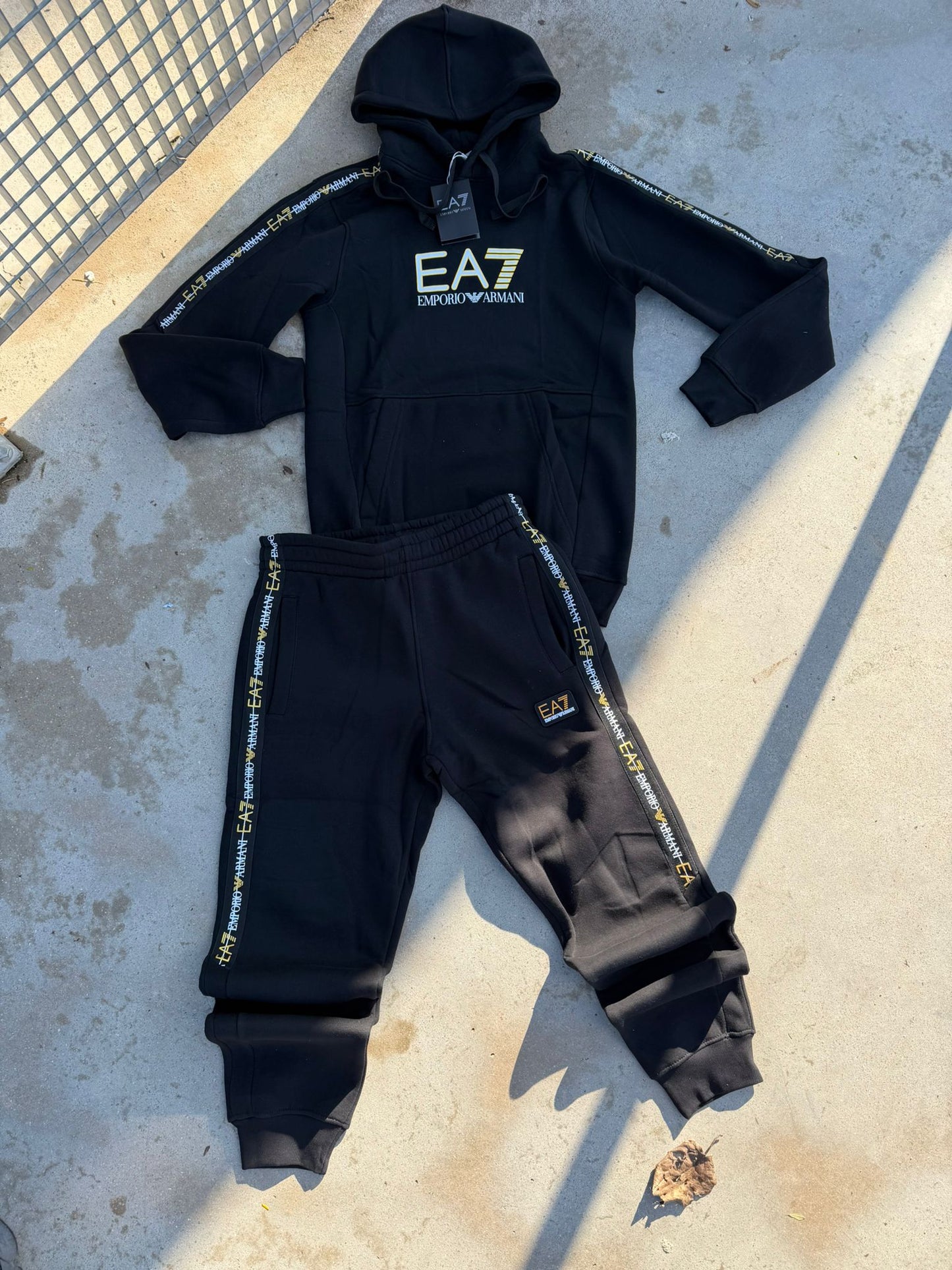 Chandal Armani EA7 Black Gold